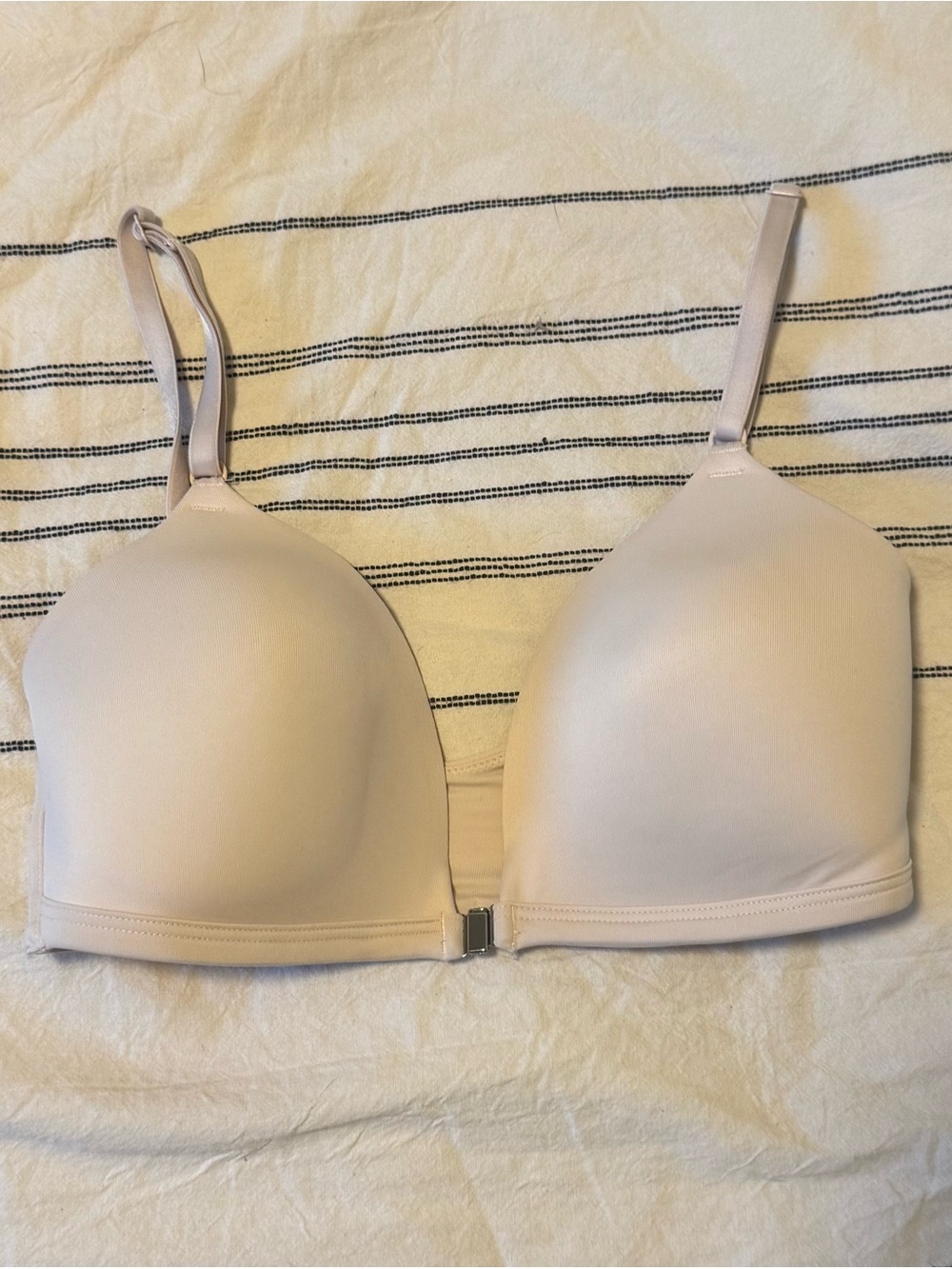 PINK Victoria's Secret Light Nude Front-Close Bra